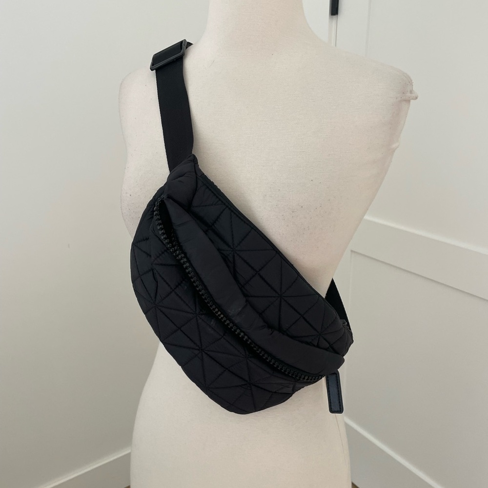 Vee Collective Black Quilted Crossbody Bag